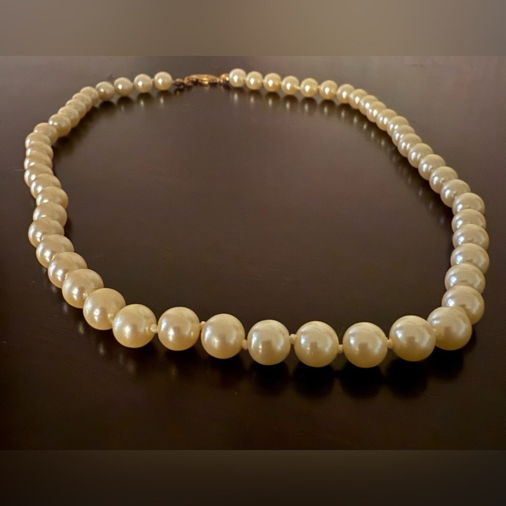 Vintage 1987 Avon Pearlustre Faux Pearl Necklace | 20” Classic Strand - Picture 2 of 4
